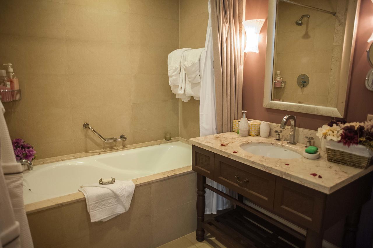 Palmyra Luxury Beach Condos Montego Bay Buitenkant foto